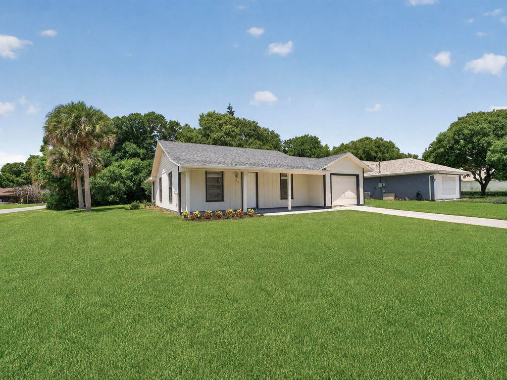 Photo of 1373 32nd Avenue SW, Vero Beach, FL 32968 (MLS # B26022192)