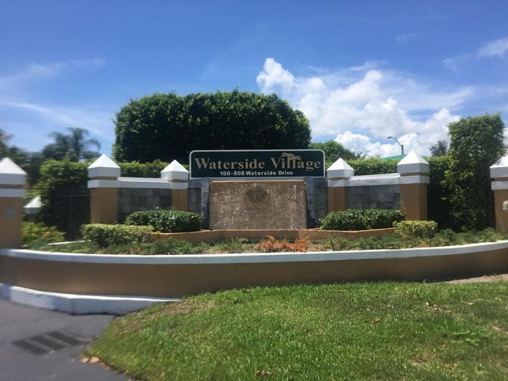 Photo of 423 Waterside Drive, Boynton Beach, FL 33435 (MLS # R11137965)