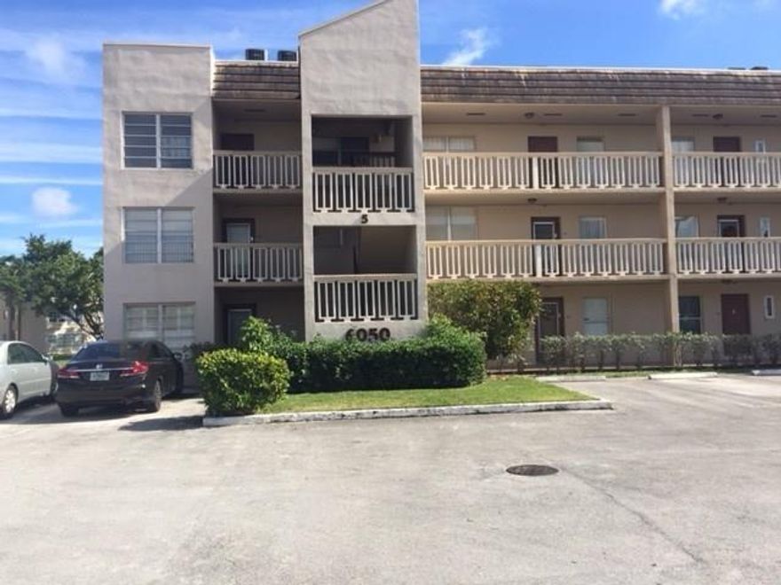 SPACIOUS 2/2 CONDO NEAR SHOPPING AND PUBLIC TRANSPORTATION. SELLER IS VERY MOTIVATED. BERMUDA CLUB IS A WELL MAINTAINED 55+ COMMUNITY WITH LOTS OF AMENITIES.