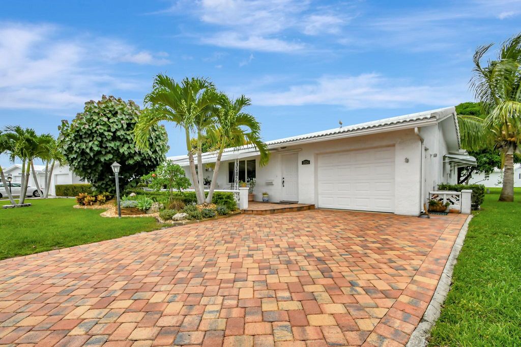 Photo of 2024 SW 17 Avenue, Boynton Beach, FL 33426 (MLS # R11001218)