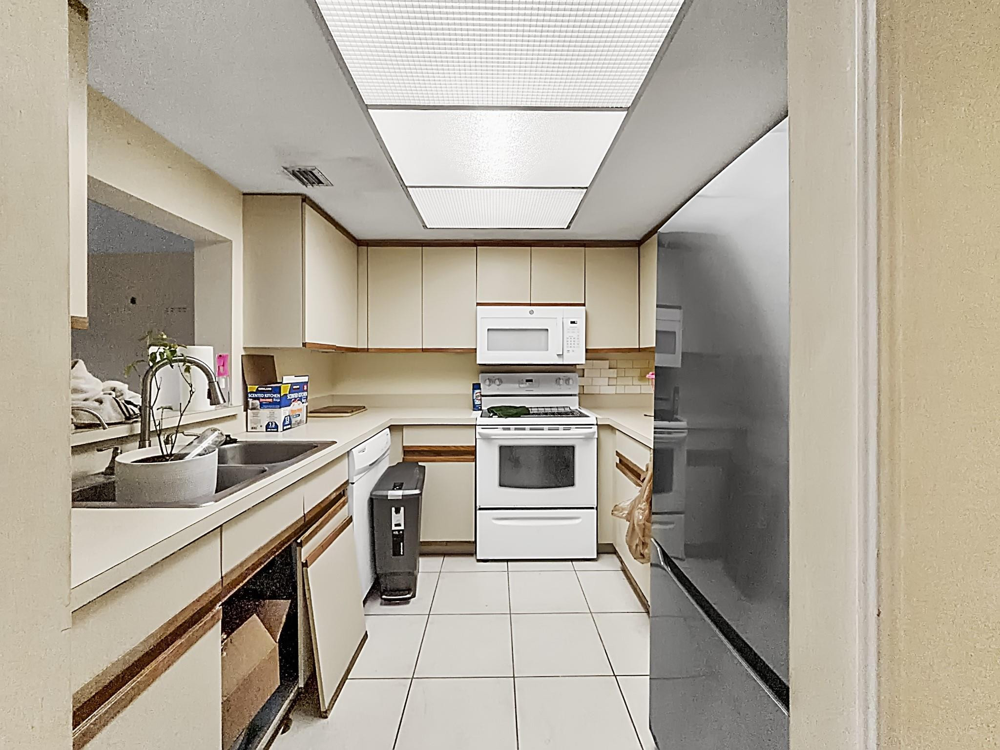 THE RACQUET CLUB - Residential Lease