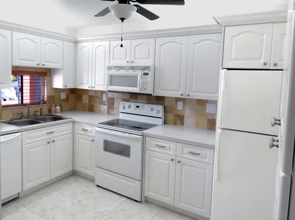 HOLLYBROOK GOLF & TENNIS - Residential