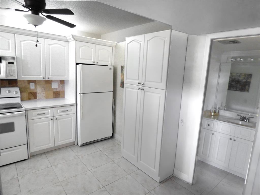 HOLLYBROOK GOLF & TENNIS - Residential