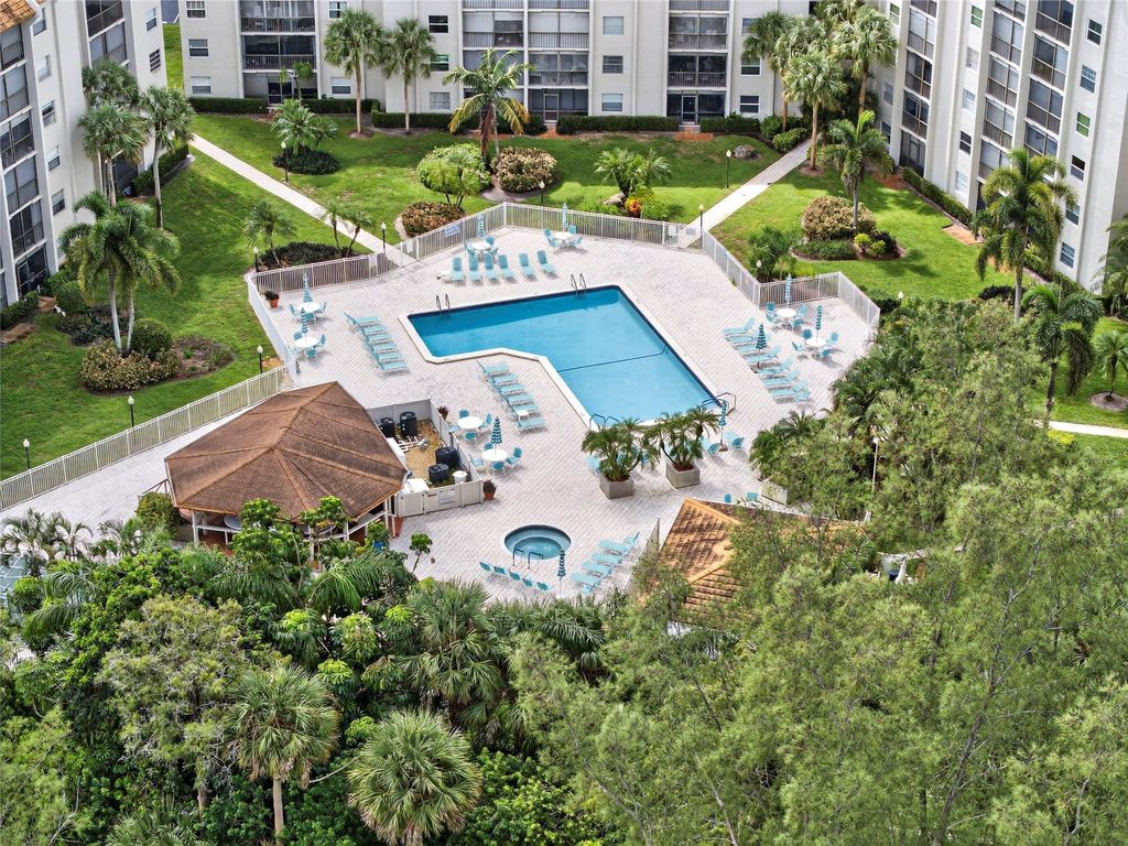 Photo of 3930 Inverrary Blvd #604-D, Fort Lauderdale, FL 33319 (MLS # F10533071)