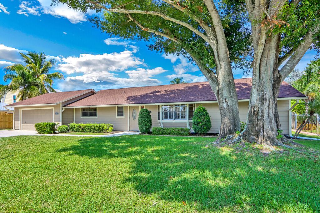 Photo of 713 Warren Drive Dr, Jupiter, FL 33458 (MLS # R10795320)