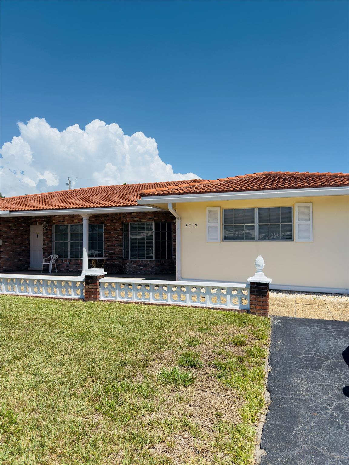 Great one bedroom, one bathroom with a full size washer and dryer available immediately and your own backyard. Super convenient to shopping, hospitals and the beaches. Easy move in process.