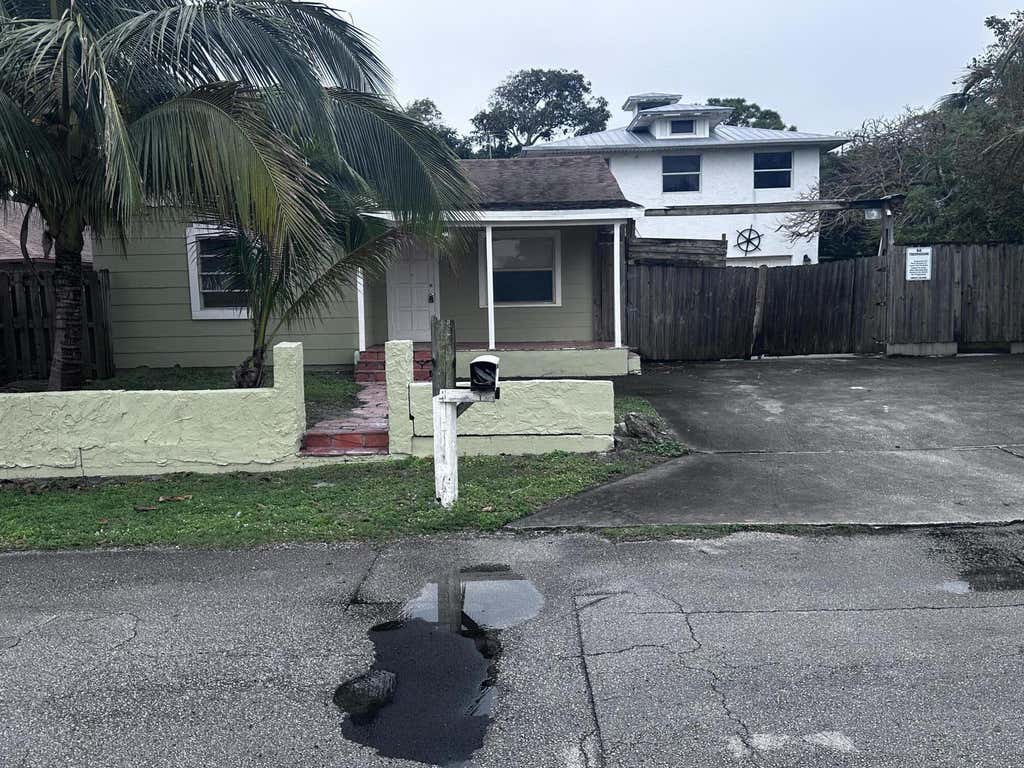 Photo of 130 NE 4th Avenue, Boynton Beach, FL 33435 (MLS # B26041011)
