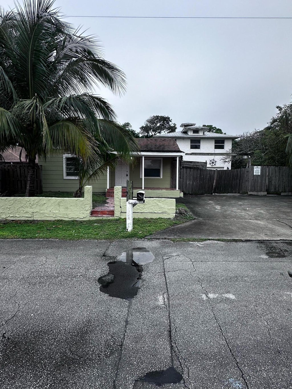 Photo of 130 NE 4th Avenue, Boynton Beach, FL 33435 (MLS # B26041011)