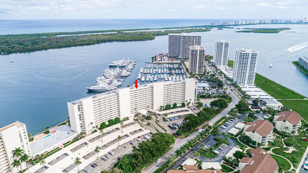 Photo of 122 Lakeshore Drive #6330, North Palm Beach, FL 33408 (MLS # R10777173)