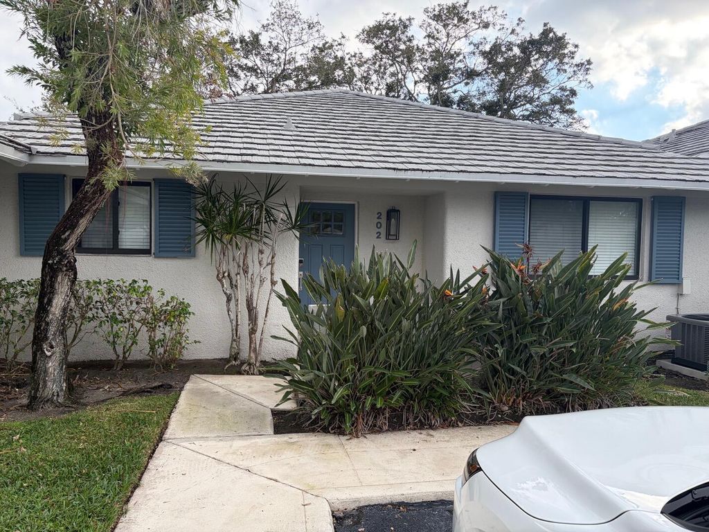 Photo of 202 Club Drive, Palm Beach Gardens, FL 33418 (MLS # R11146825)