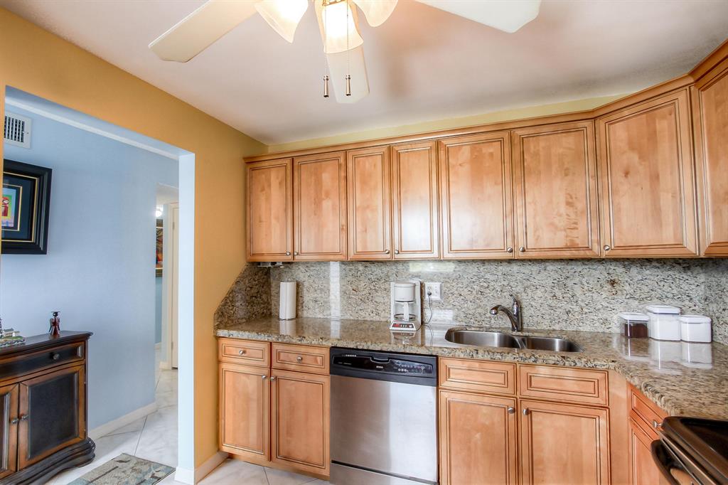 VILLAGE ROYALE GREENHILL CONDO - Residential