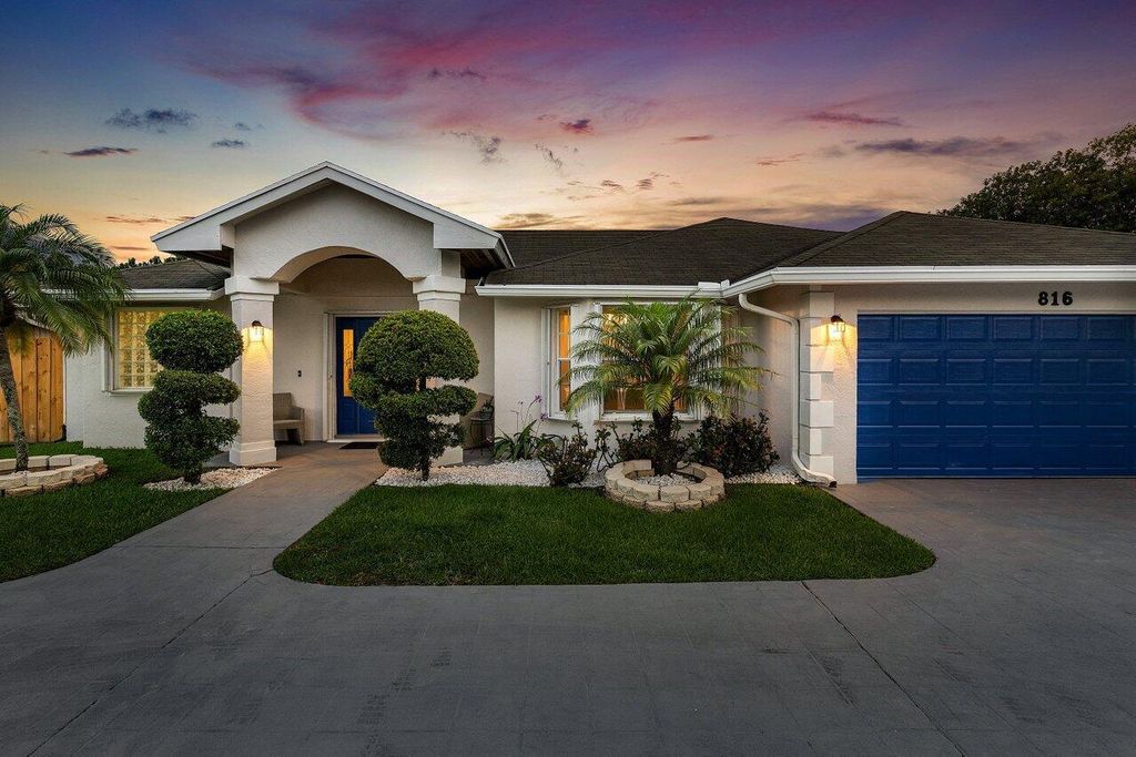 Photo of 816 SW 1st Court, Boynton Beach, FL 33426 (MLS # R11095637)