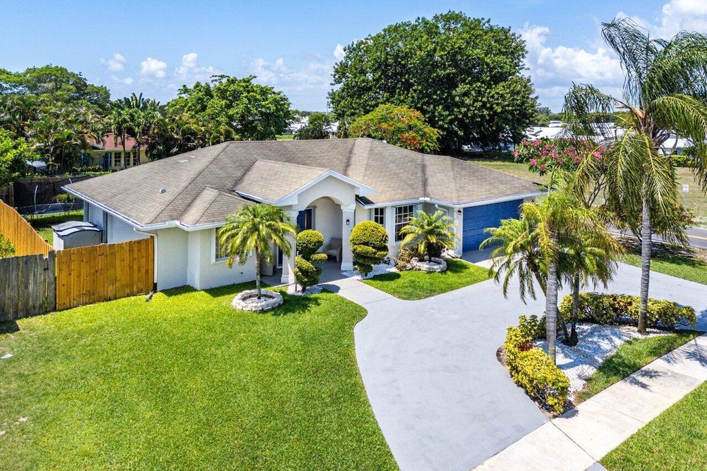 Photo of 816 SW 1st Court, Boynton Beach, FL 33426 (MLS # R11095637)