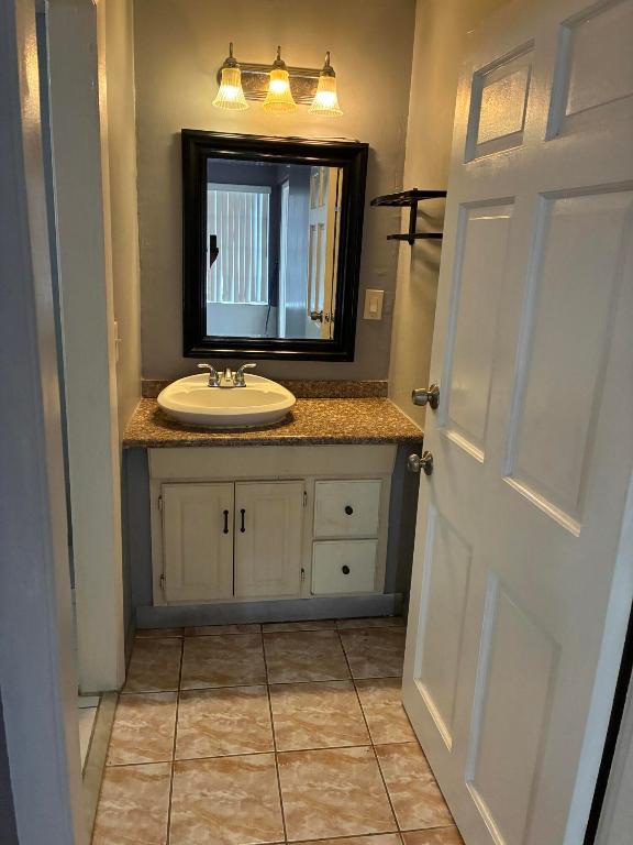 COUNTRY CLUB ACRES 2 - Residential Lease