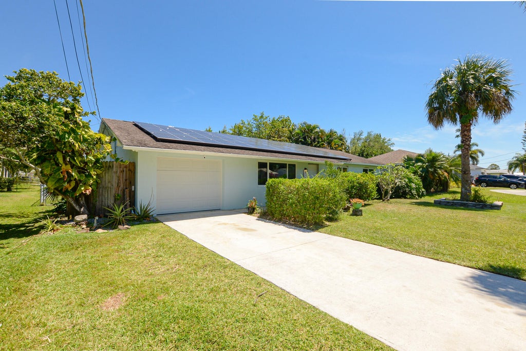 Photo of 5500 Hickory Drive, Fort Pierce, FL 34982 (MLS # R10978443)