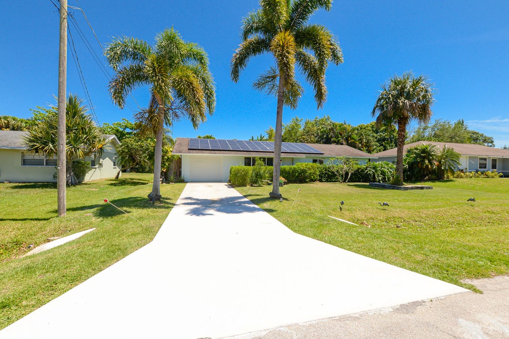 Photo of 5500 Hickory Drive, Fort Pierce, FL 34982 (MLS # R10978443)