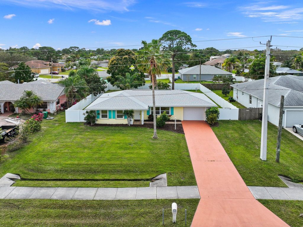 Photo of 772 SE Thornhill Drive, Port Saint Lucie, FL 34983 (MLS # R10959663)