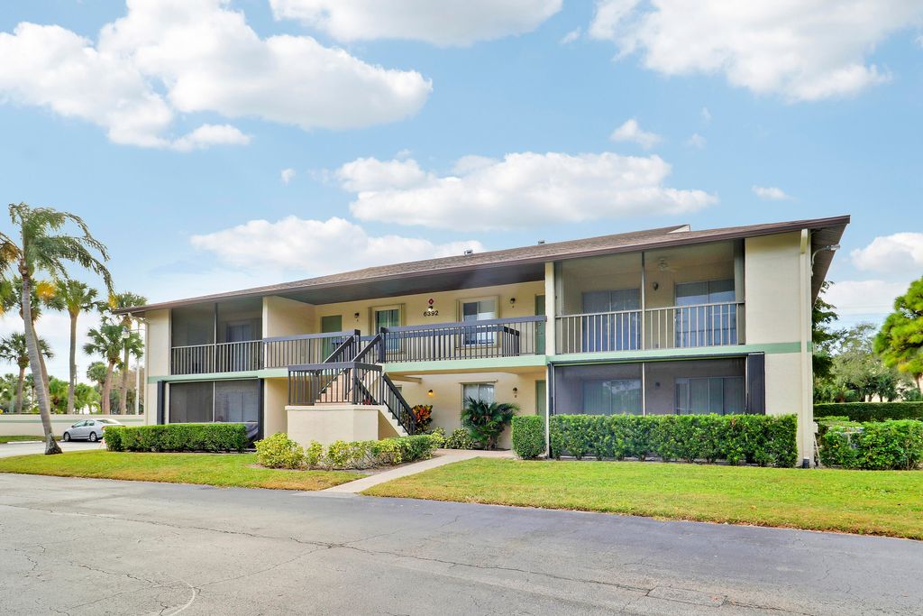 Photo of 6392 Chasewood Drive #F, Jupiter, FL 33458 (MLS # R11151902)