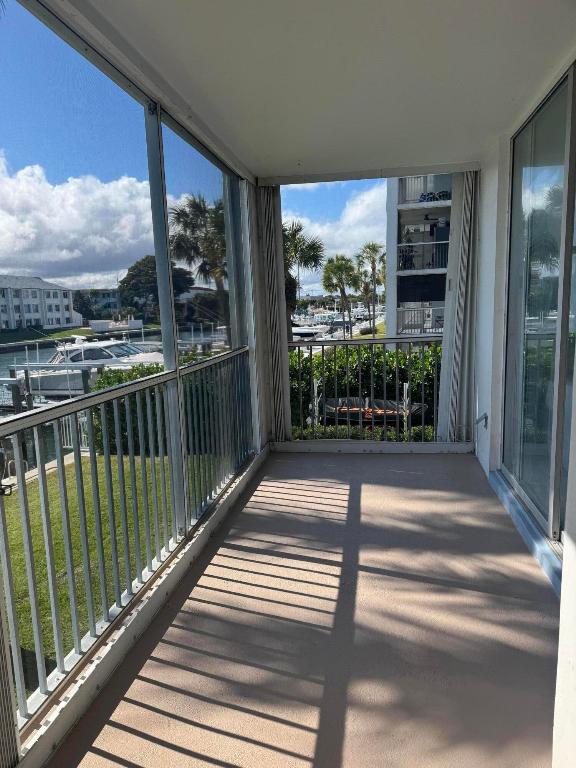100 Paradise Harbour Boulevard 212, North Palm Beach, FL, 33408/$289,000 4 100 Paradise Harbour Boulevard 212