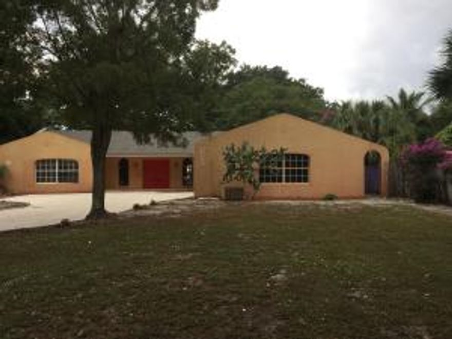 AWESOME LOCATION AND STUNNING VIEWS OF LAKE MANGONIA!  SPACIOUS 3BD/3BA WITH DEN, DINING ROOM AND SUN ROOM. CLOSED-IN PATIO. READY FOR YOUR FINISHING WORK.  BRAND NEW ROOF AND GARAGE DOOR.  PROPERTY SITS ON A CORNER LOT MEASURING OVER ONE-QUARTER ACRE OF LAND. THERE ARE A VARIETY OF FRUIT TREES AND A TIKI HUT ON THE PROPERTY. CLOSE TO DOWNTOWN, SHOPPING and RESTAURANTS. THIS IS A FANNIE MAE HOMEPATH PROPERTY!