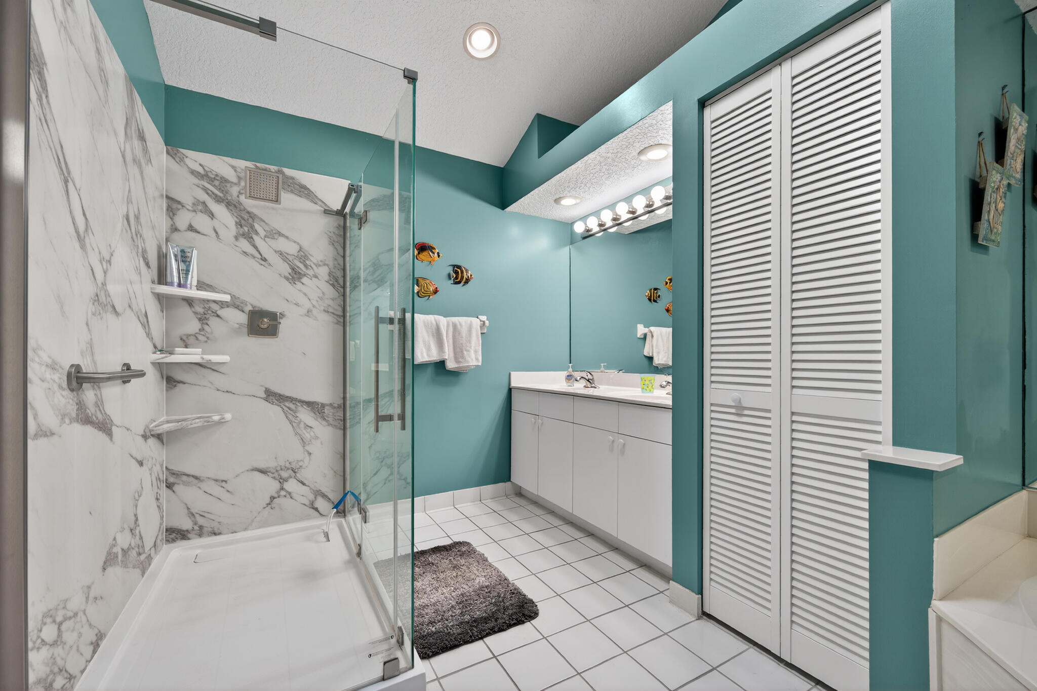 EMERALD LAKES - Residential