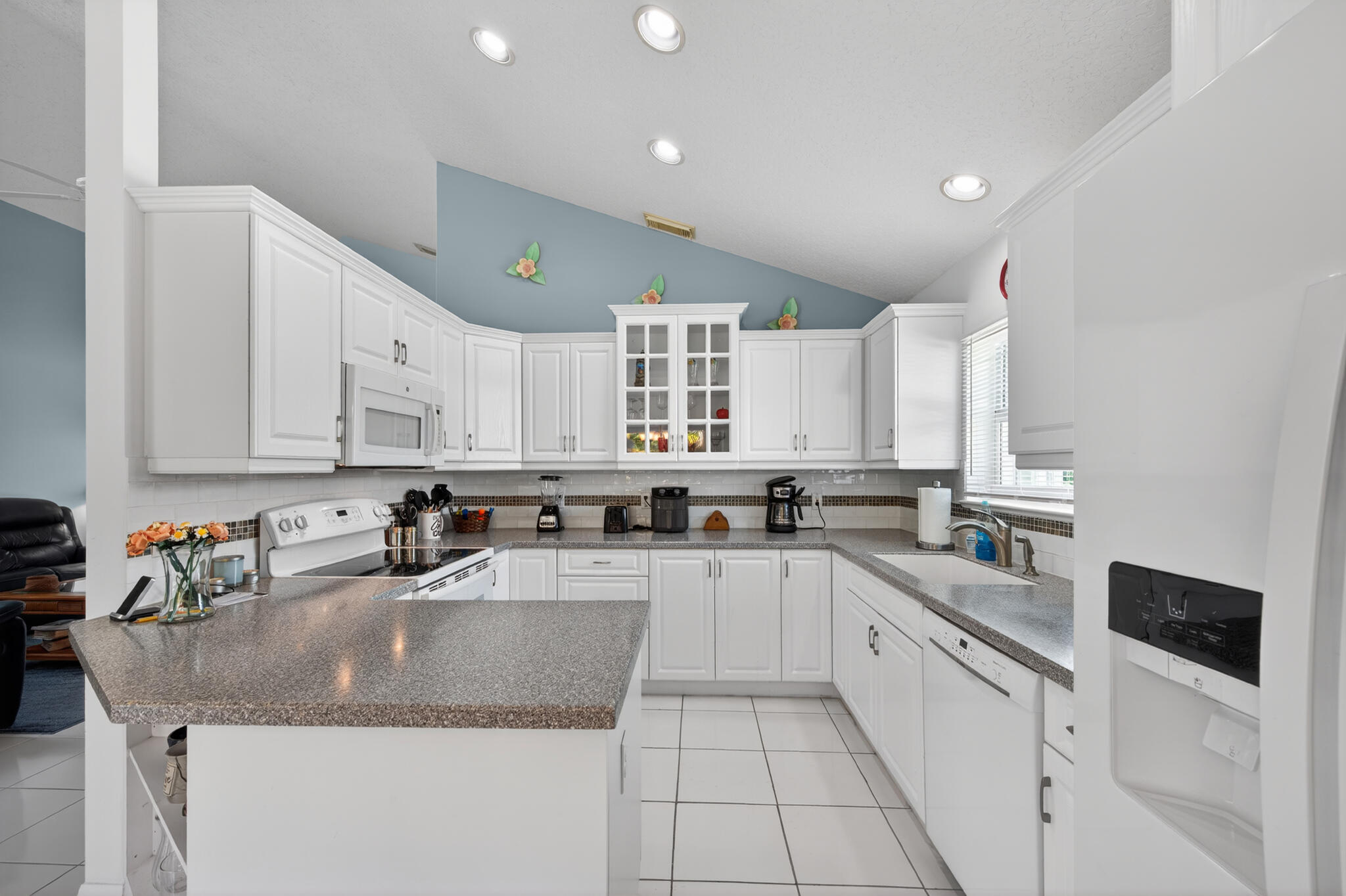 EMERALD LAKES - Residential