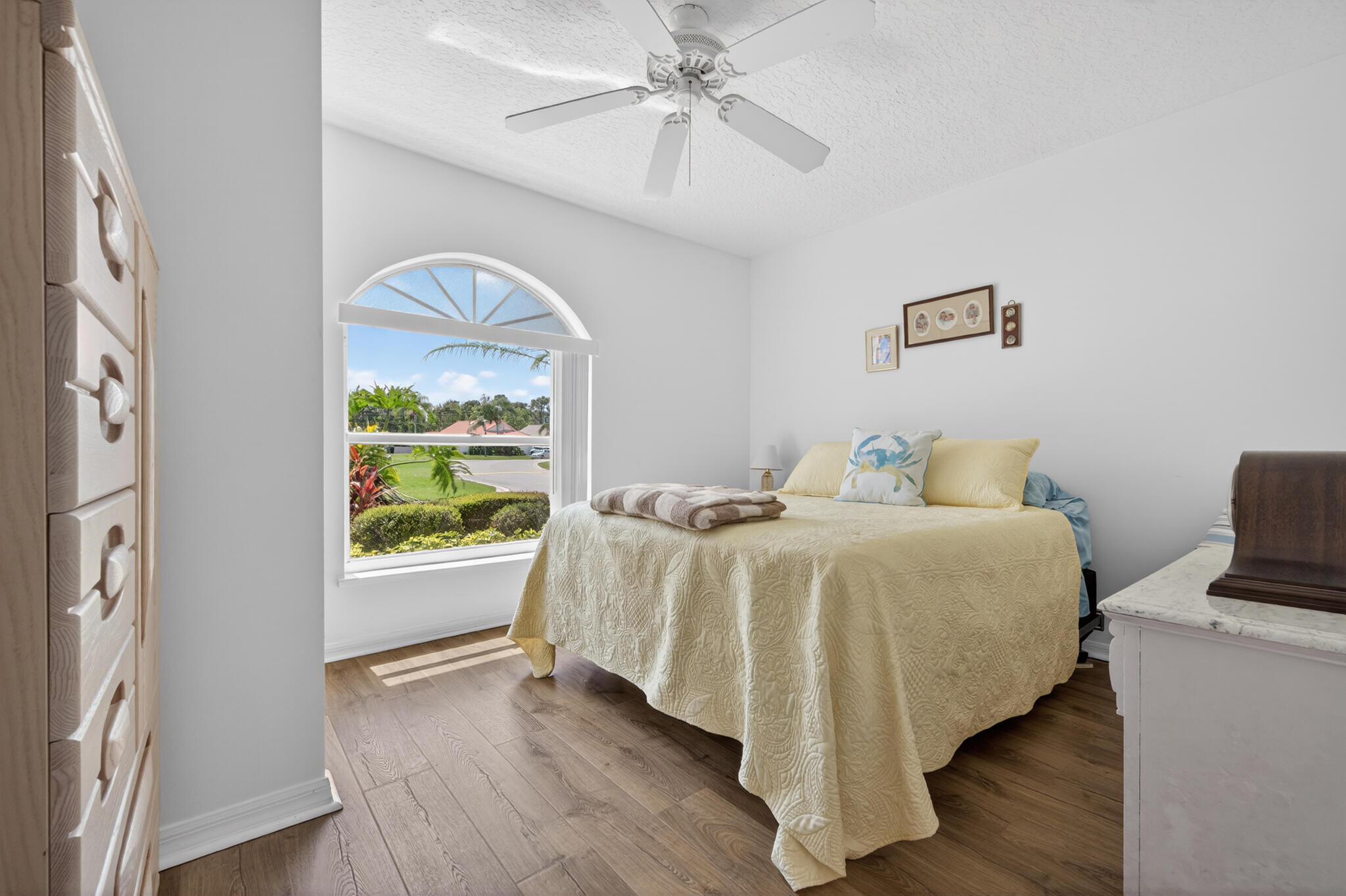 EMERALD LAKES - Residential