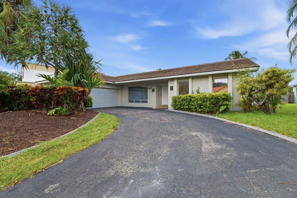 Photo of 613 SEA TURTLE Way, Plantation, FL 33324 (MLS # B26067187)