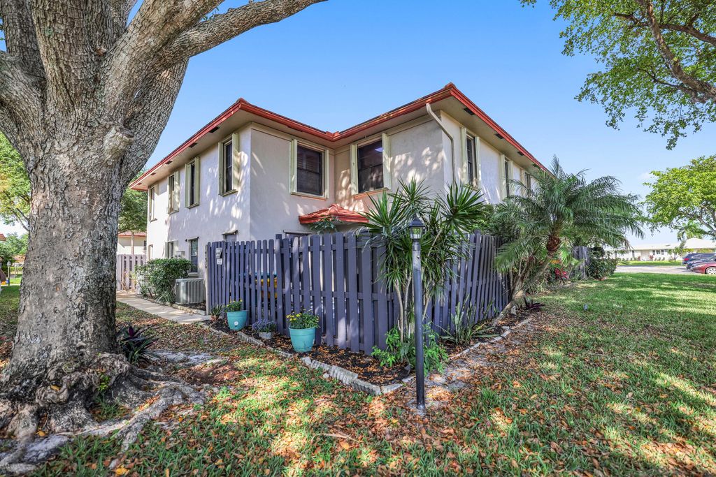 Photo of 1436 SW 25th Avenue #D, Boynton Beach, FL 33426 (MLS # R10970843)