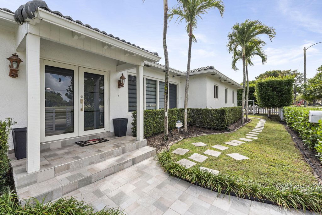 Photo of 409 N 14th Avenue, Hollywood, FL 33020 (MLS # B26000090)