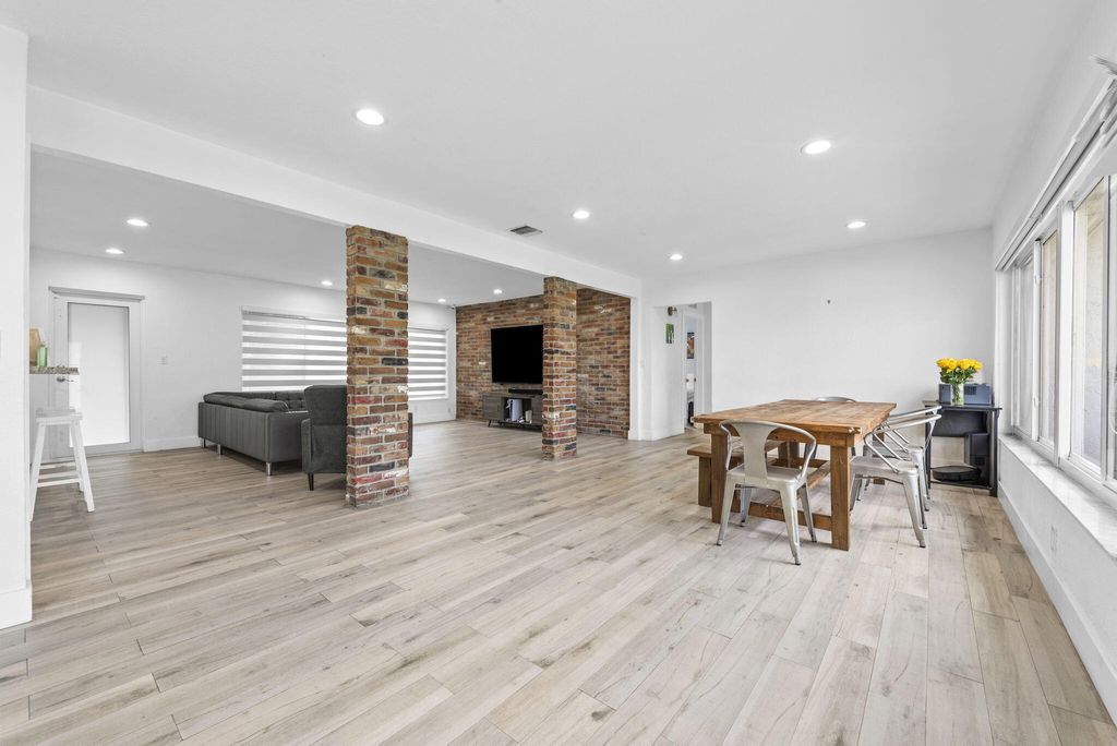 Photo of 409 N 14th Avenue, Hollywood, FL 33020 (MLS # B26000090)