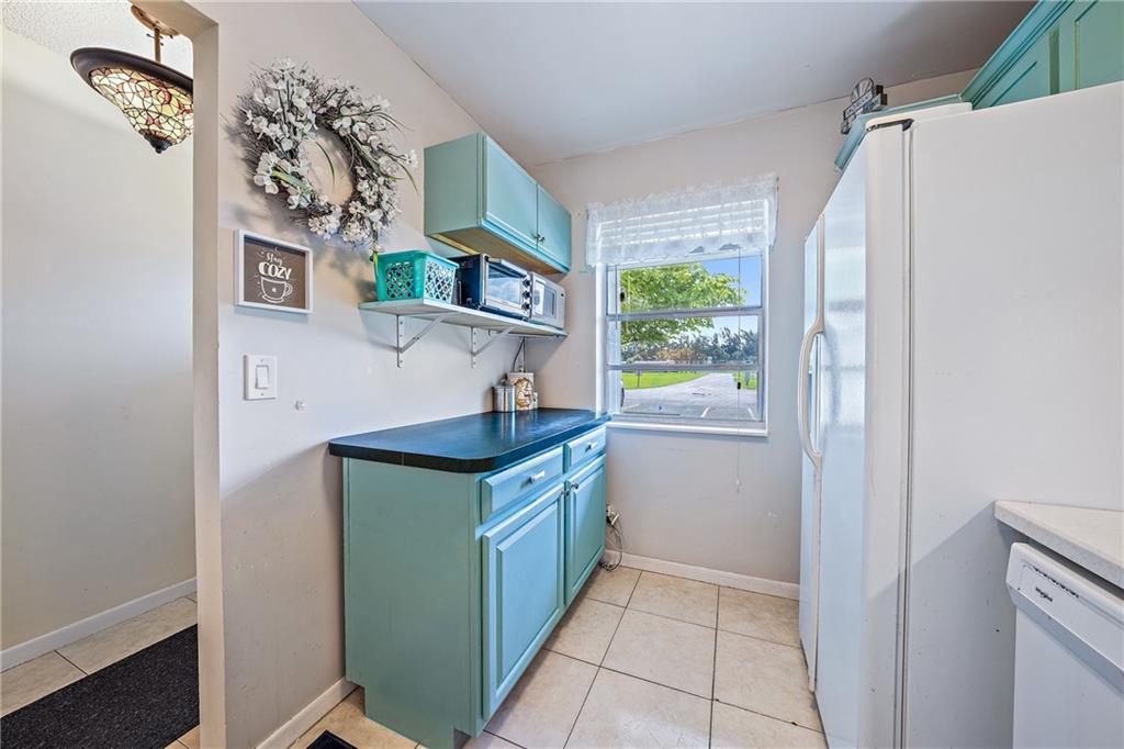 GOLDEN LAKES VILLAGE COND - Residential
