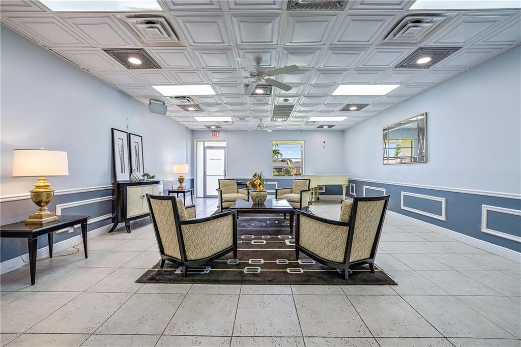 GOLDEN LAKES VILLAGE COND - Residential