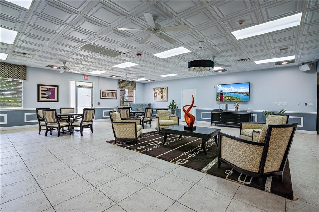 GOLDEN LAKES VILLAGE COND - Residential