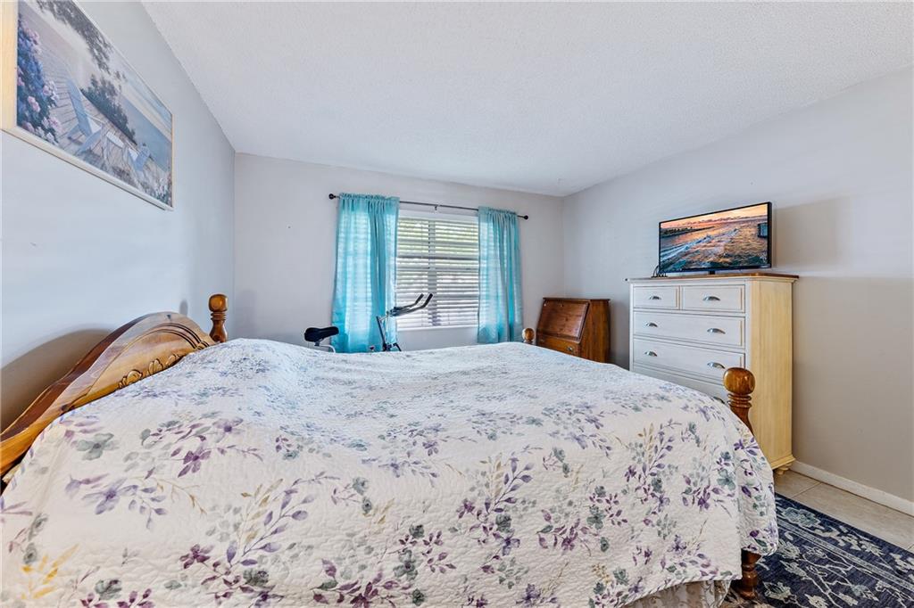 GOLDEN LAKES VILLAGE COND - Residential