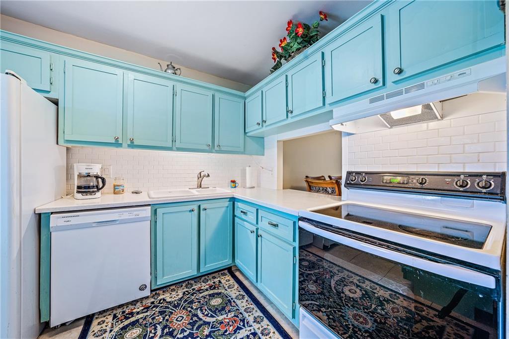 GOLDEN LAKES VILLAGE COND - Residential
