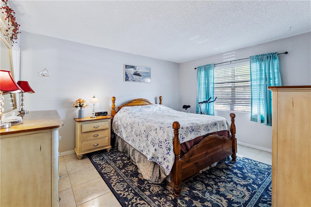 GOLDEN LAKES VILLAGE COND - Residential