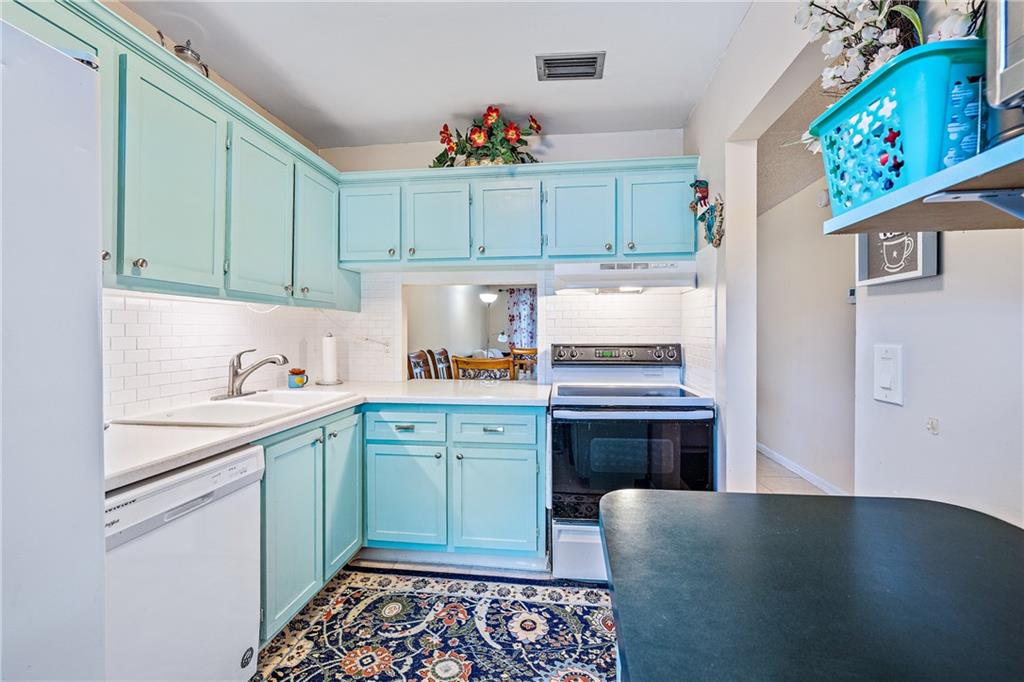 GOLDEN LAKES VILLAGE COND - Residential