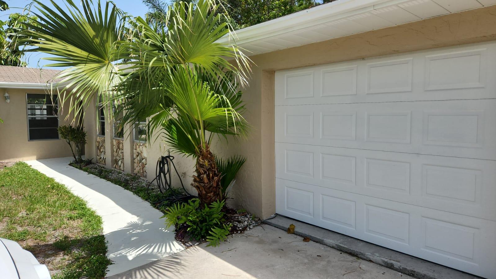 Come rent this wonderful 2 bedroom house in a nice neighborhood. The property has been partially renovated with new flooring, interior/exterior paint, and fixtures. Has a huge backyard for a family to play and use. Neighborhood is super quiet. Located minutes away from police station, city hall, gas stations, shopping plazas, car wash, restaurants, and boat ramp/docks.
