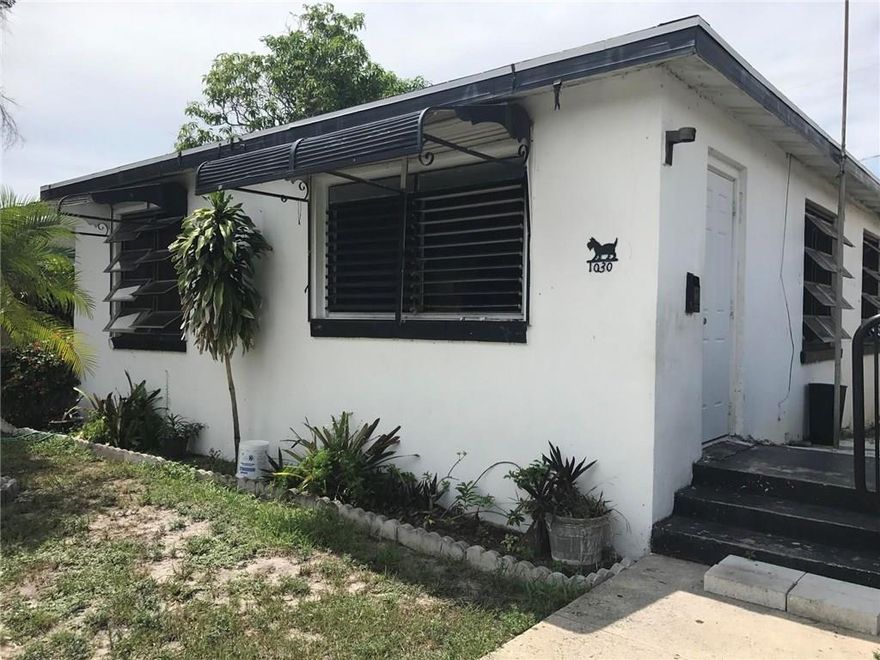 Don't miss the opportunity. Single family home with 3 bedroom, 1 bathroom. Very spacious Living room with a sun room at the entrance. Eat in kitchen. New exterior painting. Carpeting and tile throughout.