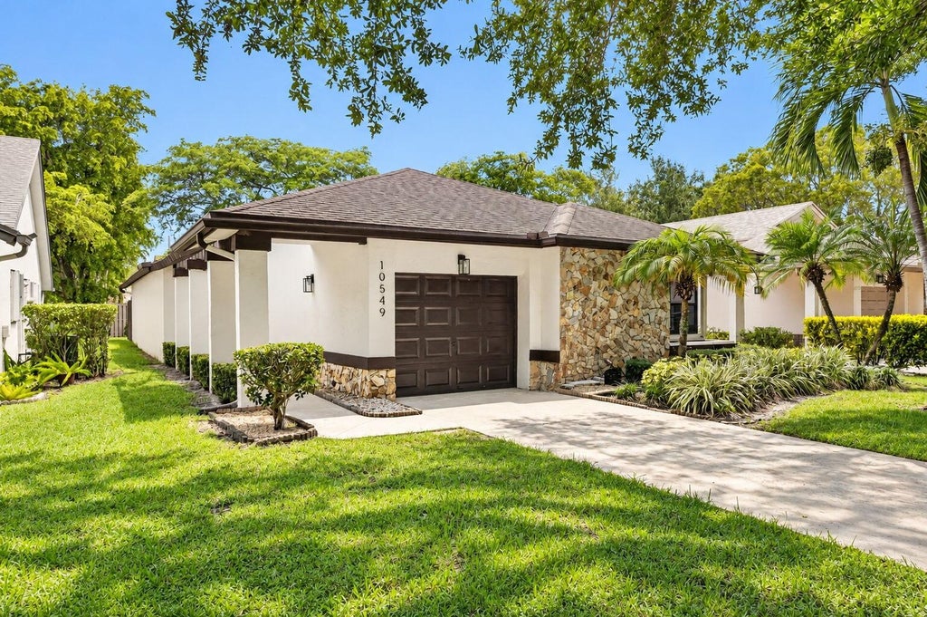 Photo of 10549 Fern Tree Way, Boynton Beach, FL 33436 (MLS # B26079729)