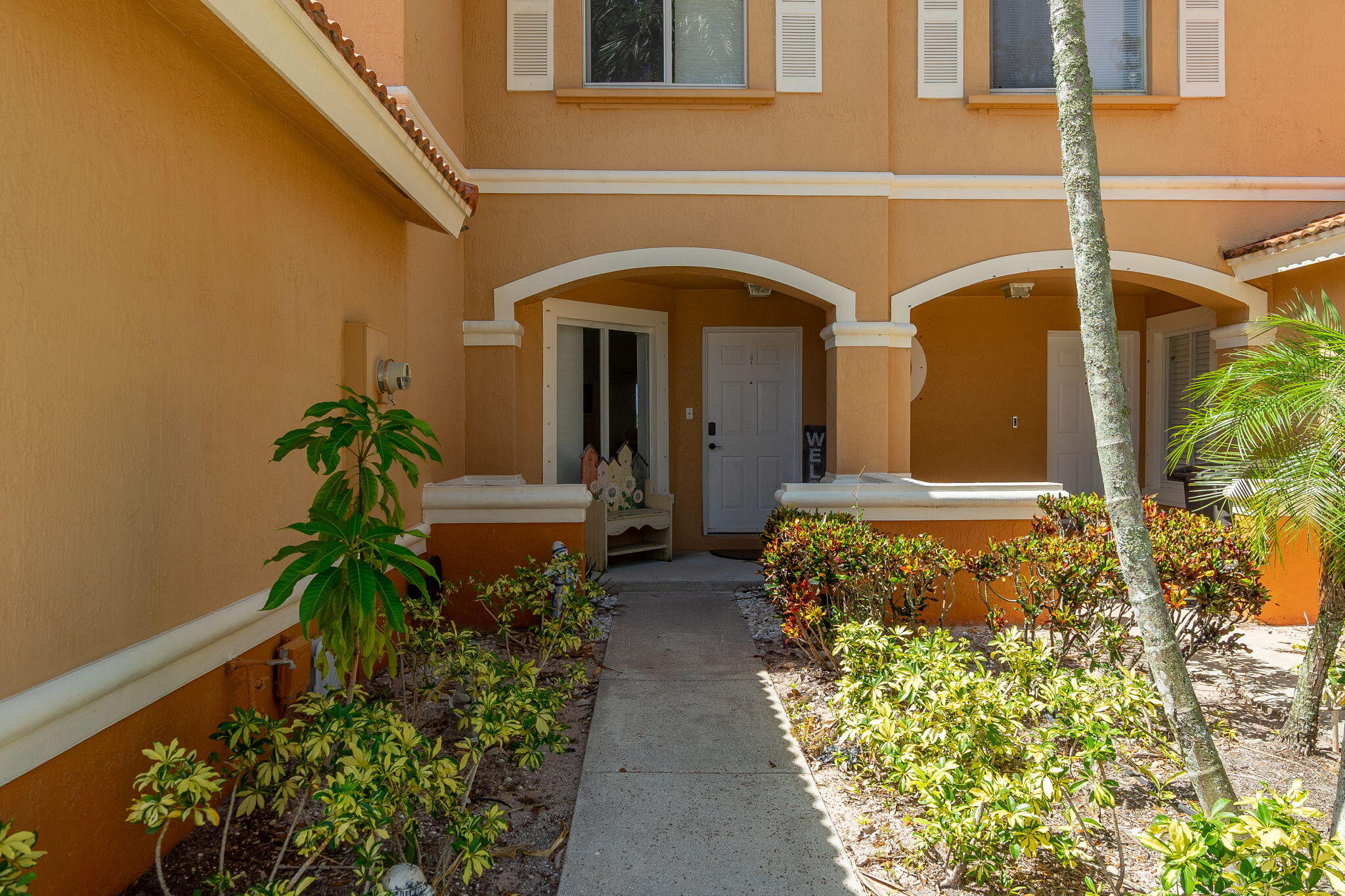 This 3 BR/2.5BA townhome blends modern design with comfort. The show stopping kitchen features ss appliances, granite counters, sleek cabinetry and a large island with bar seating-perfect for entertaining. Enjoy a dining room, loft, private entry and 1/2 bath at entry level Includes a private drive and 1 car garage and is set on a lake in a vibrant community with a clubhouse, pool, tennis, pickleball and a splash playground.