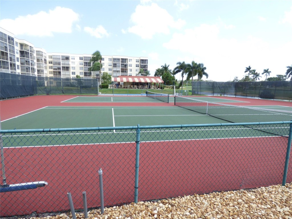 HOLLYBROOK GOLF & TENNIS - Residential
