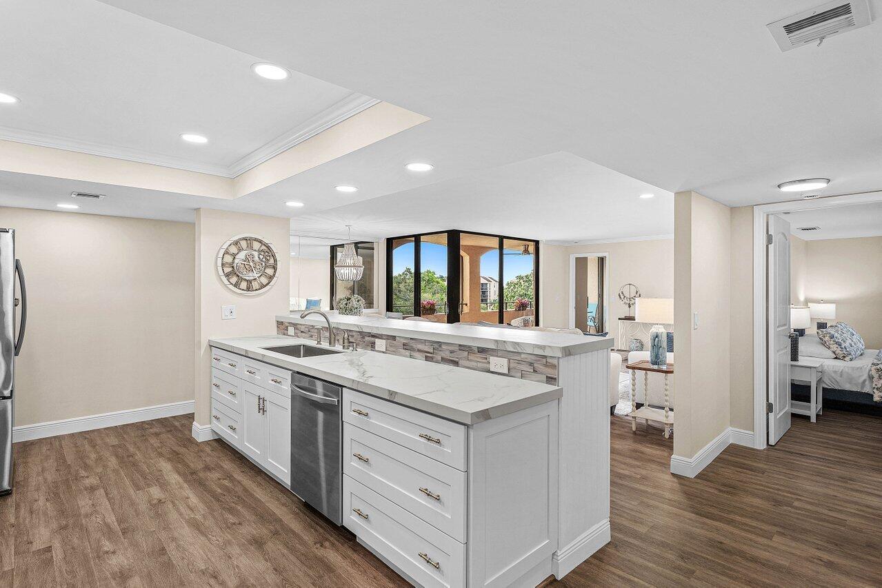 2255 LINDELL Boulevard 4505