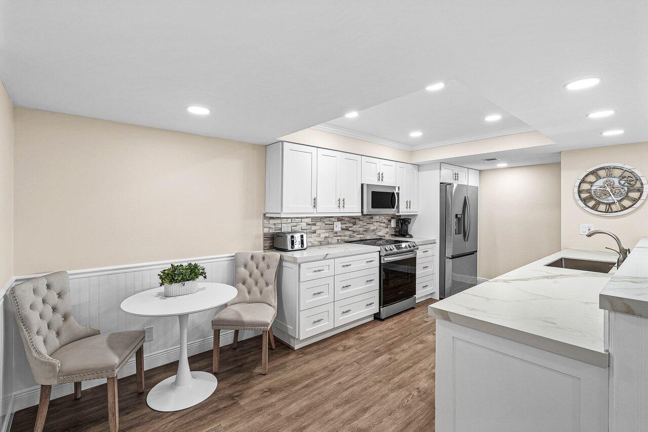 2255 LINDELL Boulevard 4505