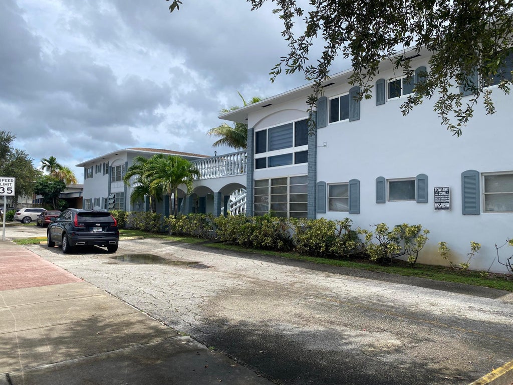 Photo of 5112 HOLLYWOOD Boulevard #25, Hollywood, FL 33021 (MLS # B26070616)