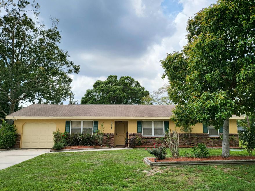 CASH ONLY!
Newer AC (2020) &  Water Heater (2017).  Plenty of room in the backyard for a future pool. Fantastic location near St James in Port St Lucie.  Easy access to I95 and the Turnpike, public golfing nearby and boat ramp minutes away for convenient river and ocean access. Bring your boat, RV and toys.  No HOA!!  3 bedrooms, 2 baths, 1 car garage and a bonus (flex) room.  Nice starter home for a first time home buyer, investor, great handyman special.  
House sold AS IS. 

SHOWINGS ONLY 
Friday April 8th 5-7pm
Monday April 11th 9am-6pm

*****HIGHEST AND BEST OFFERS SHOULD BE IN BY TUESDAY APRIL 12, 12 NOON.