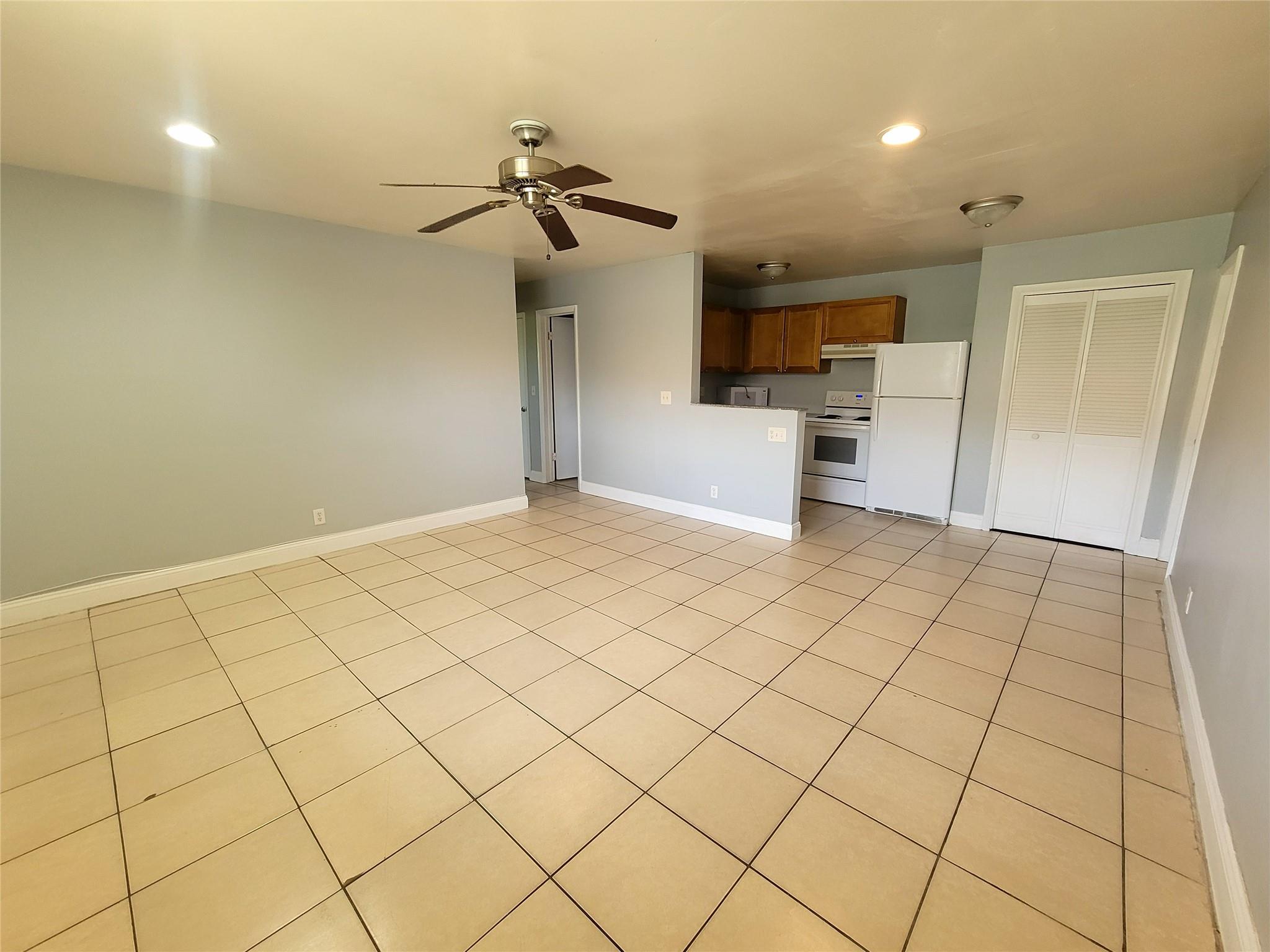 SUNSHINE VILLAS FIRST ADD - Residential Lease