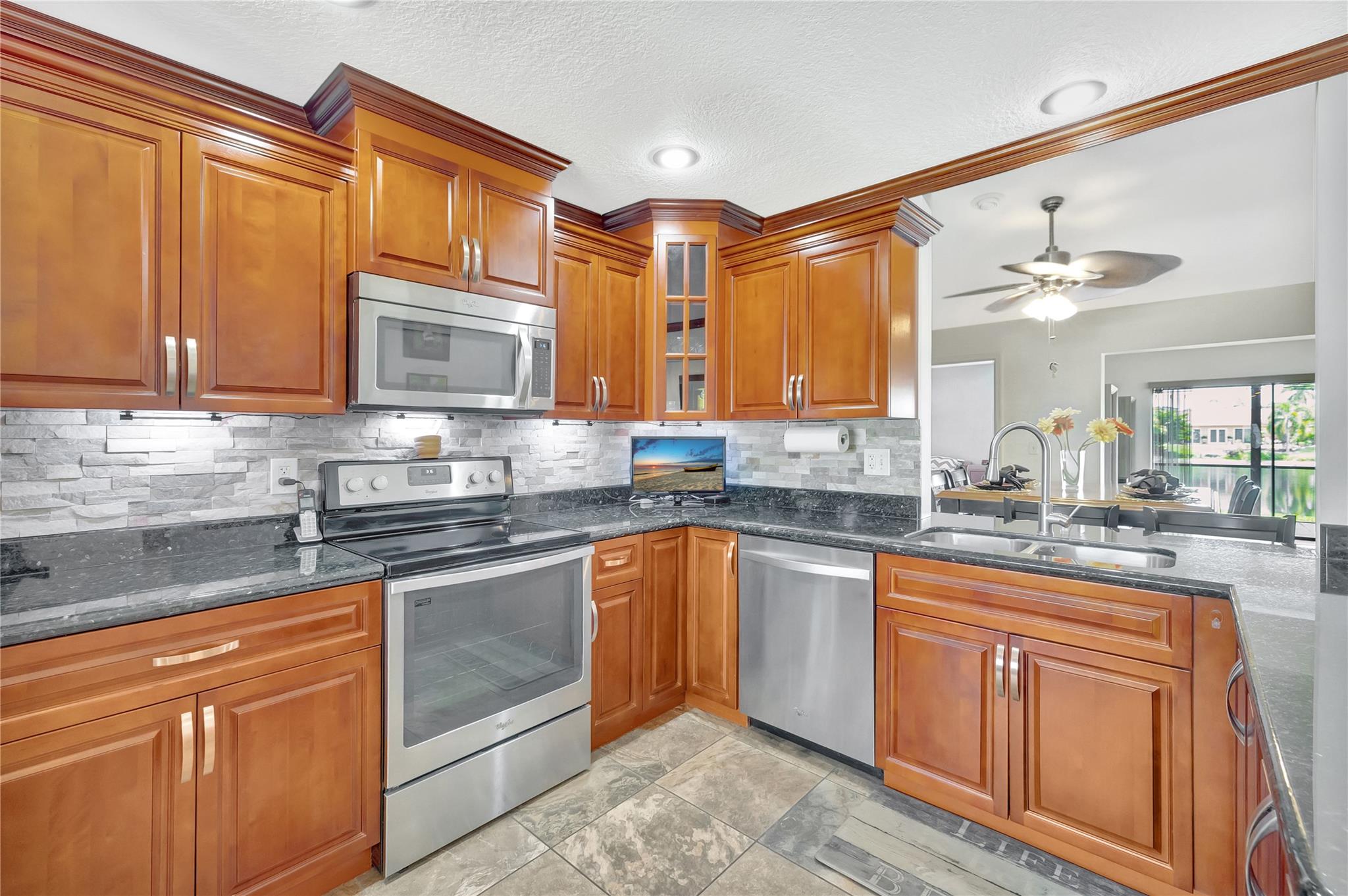 10126 NW 71st St, Tamarac, FL, 33321/$464,900 4 10126 NW 71st St