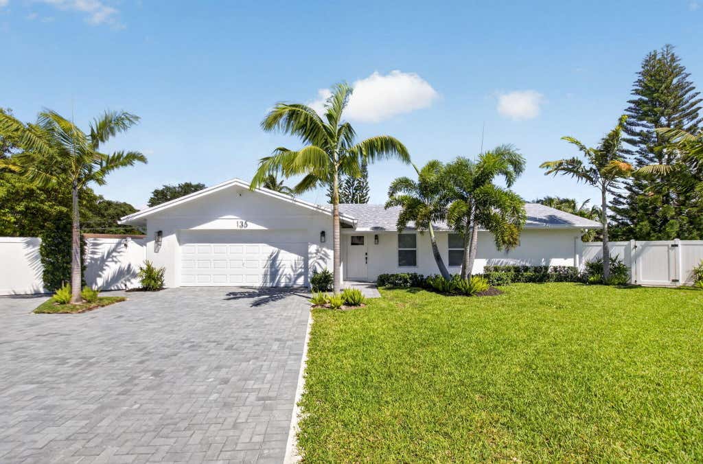 Photo of 135 SE 28th Court, Boynton Beach, FL 33435 (MLS # B26062491)
